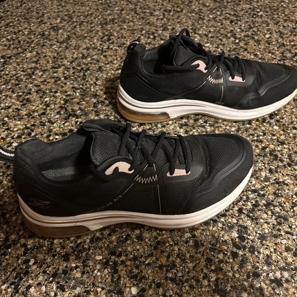 BOBS from Skechers Shoes - Skechers Bobs Pulse Air Women’s Black and White Athletic Shoes, Size 8.5